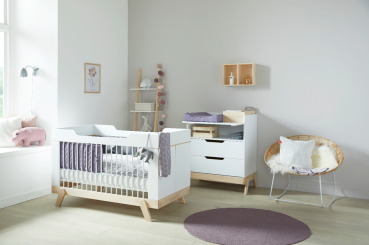 Babybett von Lifetime in weiß mit Absetzung in Birke natur